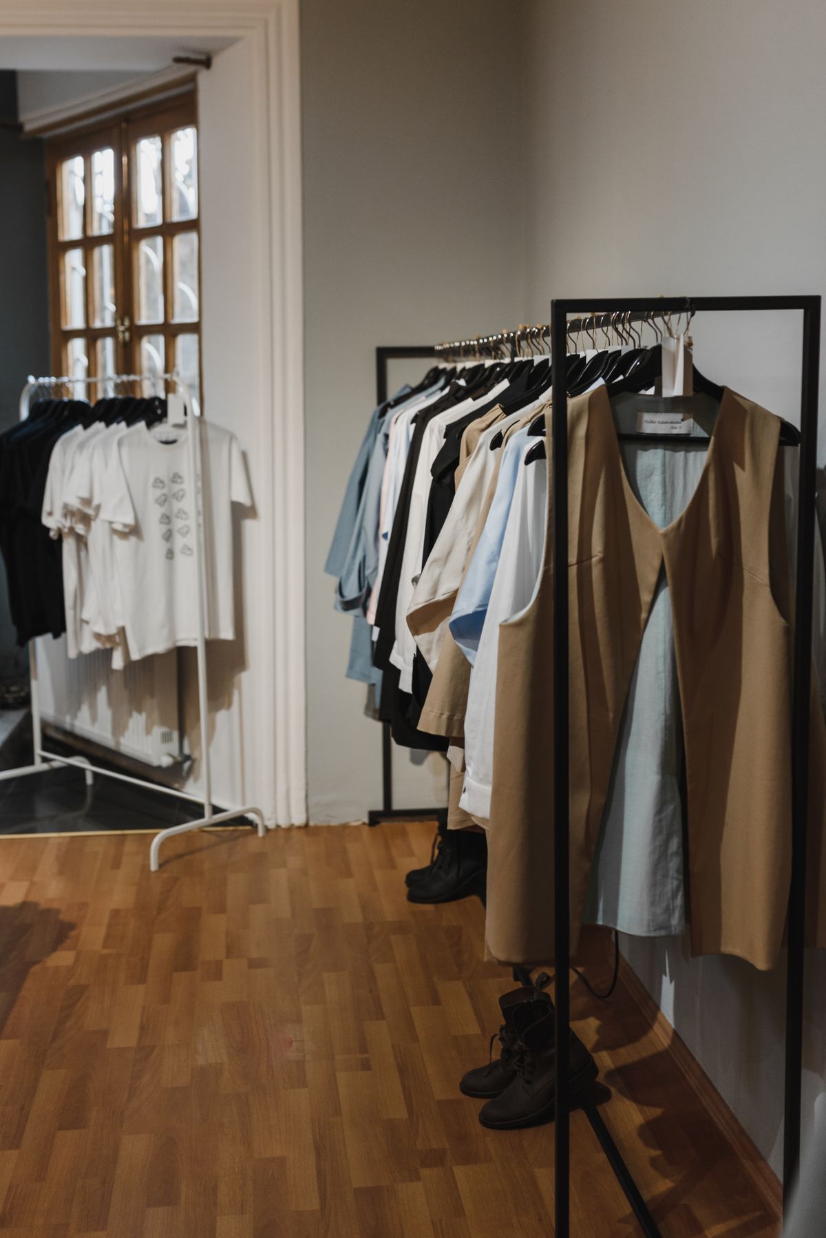 Pieza de ejemplo para una marca de indumentaria: percheros de boutique