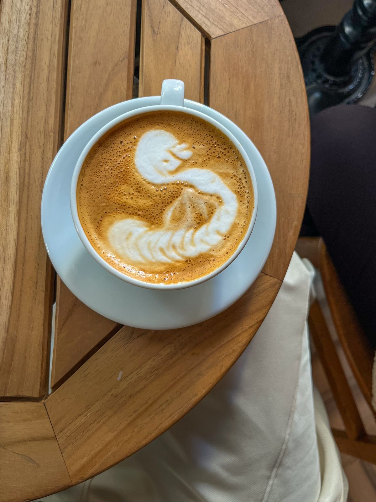 Pieza de ejemplo para una cafetería: taza con arte en la espuma